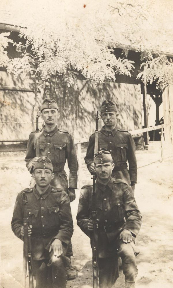 A m.kir. 12. gyalogezred II. z&aacute;szl&oacute;alj katon&aacute;i kik&eacute;pz&eacute;s sor&aacute;n (a k&eacute;p a szerző felmenőj&eacute;vel, mag&aacute;ntulajdon)