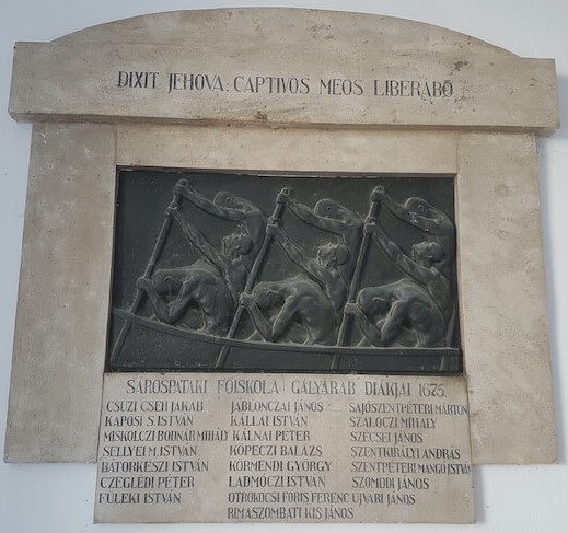 a s&aacute;rospataki g&aacute;lyarab-dombormű