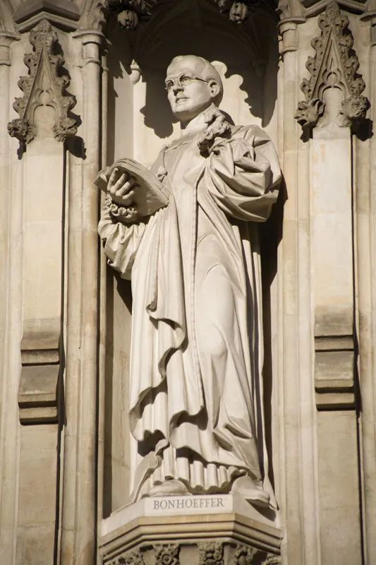 Bonhoeffer szobra a londoni Westminsteri ap&aacute;ts&aacute;g homlokzat&aacute;n, a 20. sz&aacute;zad kereszty&eacute;n v&eacute;rtan&uacute;i k&ouml;z&ouml;tt