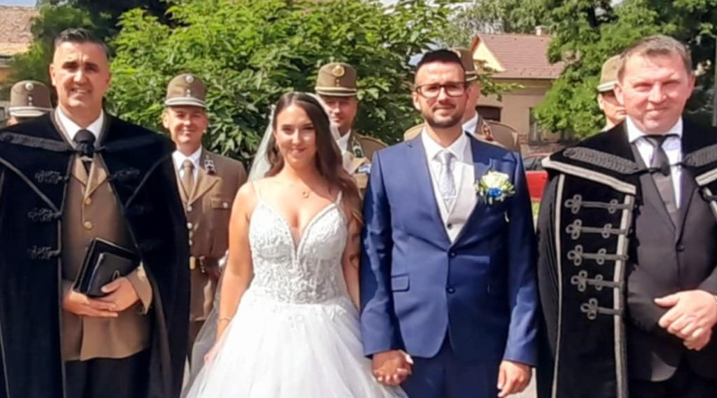 Esküvő: lelkipásztor és katonatiszt