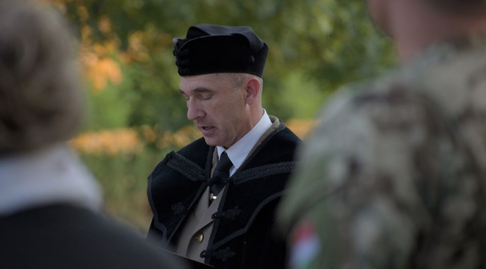 Imádság a böhönyei katonai temetőben nyugvó magyar és német katonák sírhantjai fölött