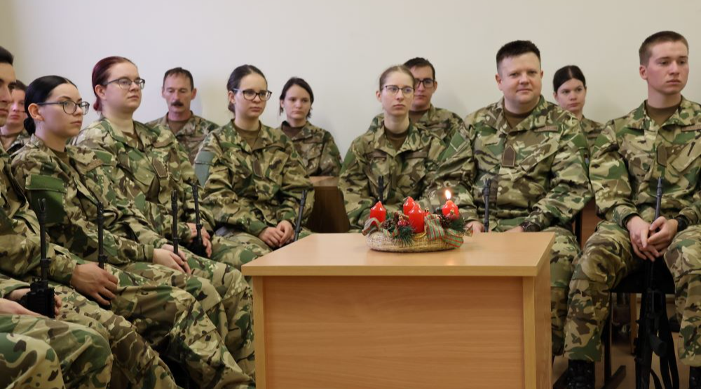 Adventi áhítat a Miskolcon a Stromfeld laktanyában