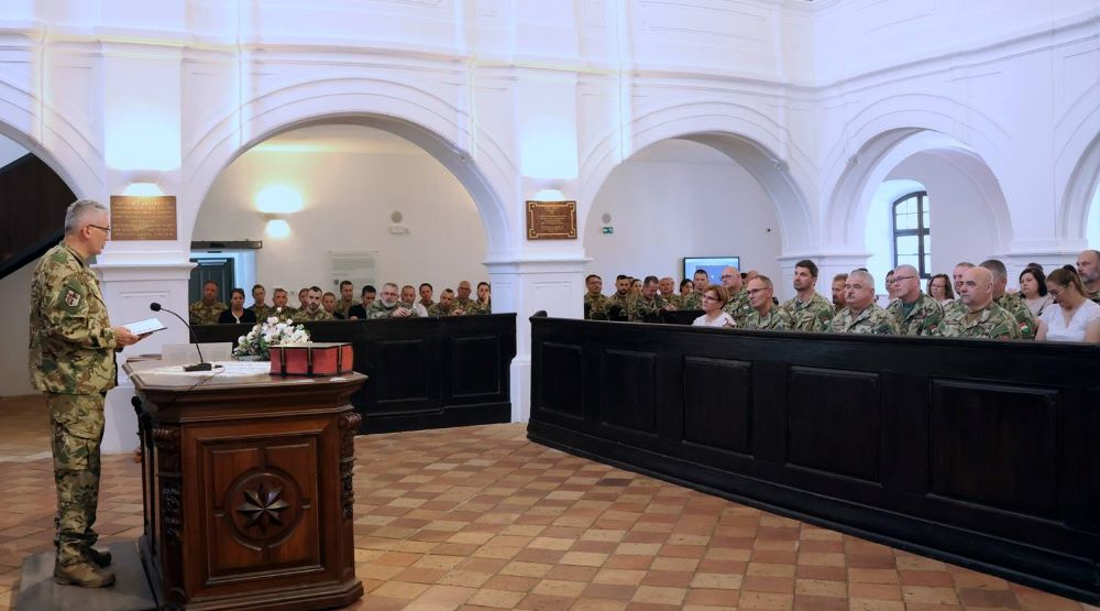 A hősökre emlékeztek Pápán, református tábori lelkész szolgálatával